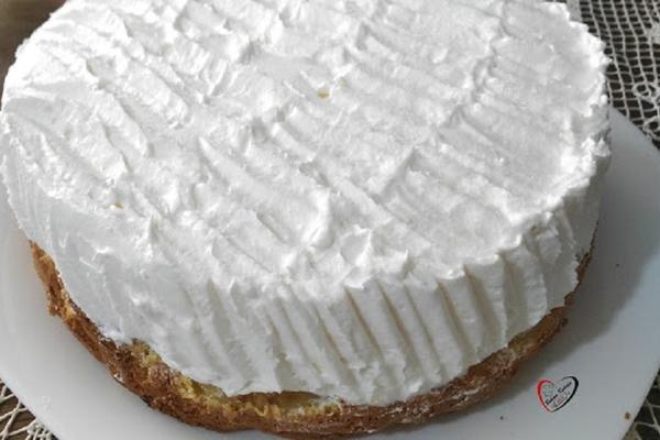 Ko još ne voli dobru tortu?! A kad je od ananasa, od nje neće ostati ništa! (RECEPT) (VIDEO)