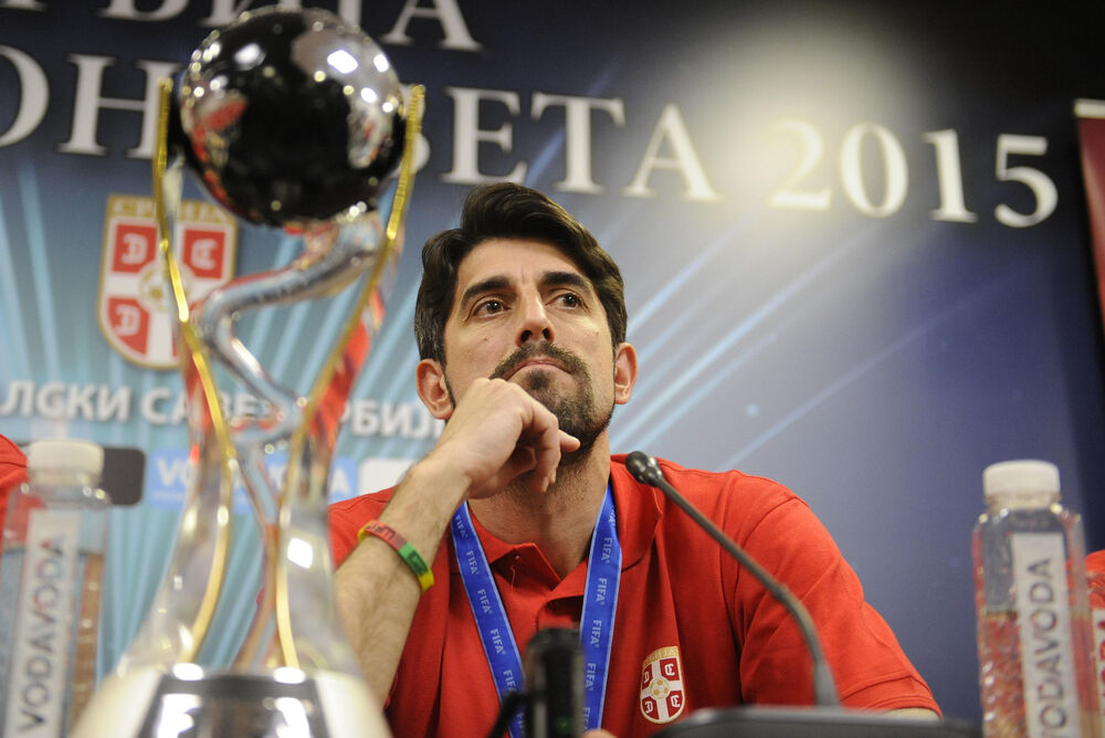 Veljko Paunović sa trofejem omladinskog svetskog prvaka 2015. godine