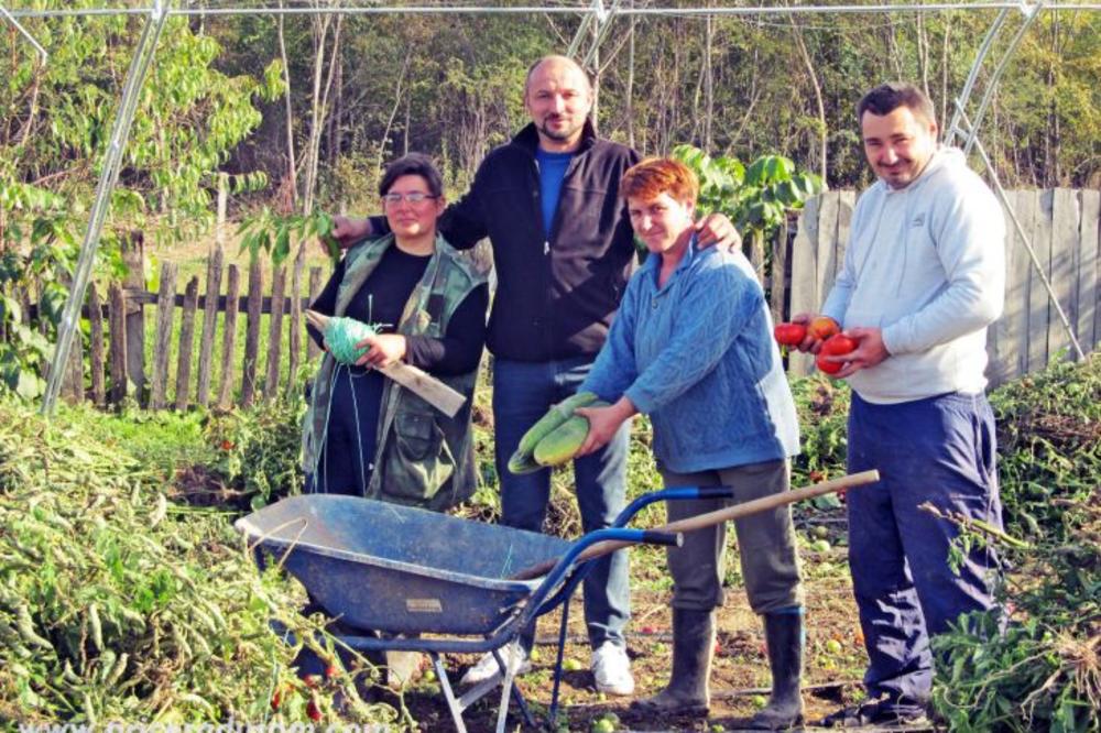 RADILI SU BEZ PRIJAVE I ZA MINIMALAC! Tina, Saša i Sneža su okrenuli život za 180 stepeni i ovde našli DUŠEVNI MIR (FOTO)