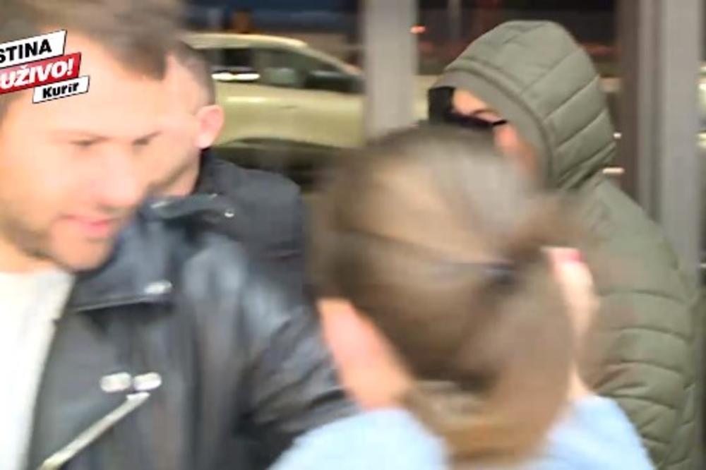 NOVI SNIMAK NAPADA NA NOVINARKU: Anin brat joj se unosi u lice i udara je!  Rasta ne reaguje! (VIDEO)