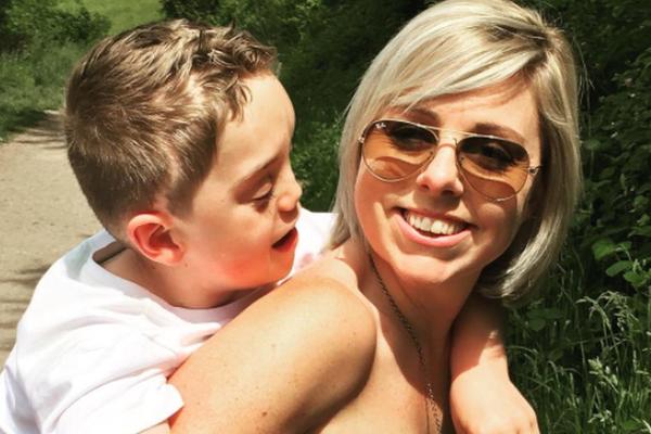 Instagram je zabranio fotografiju mame i sina, a ljudi su POBESNELI KADA SU SHVATILI ZAŠTO! (FOTO)