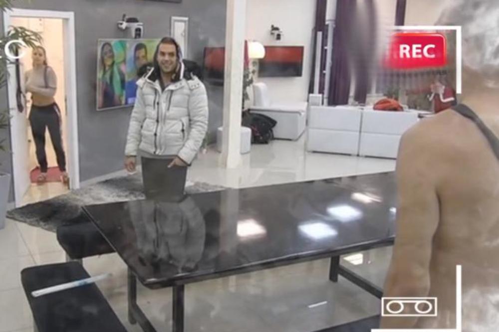 Đekson SKINUO GAĆE I  MLATARAO PONOSOM ispred kupatila, a onda je izašla nova ukućanka i šlogirala se! (FOTO)