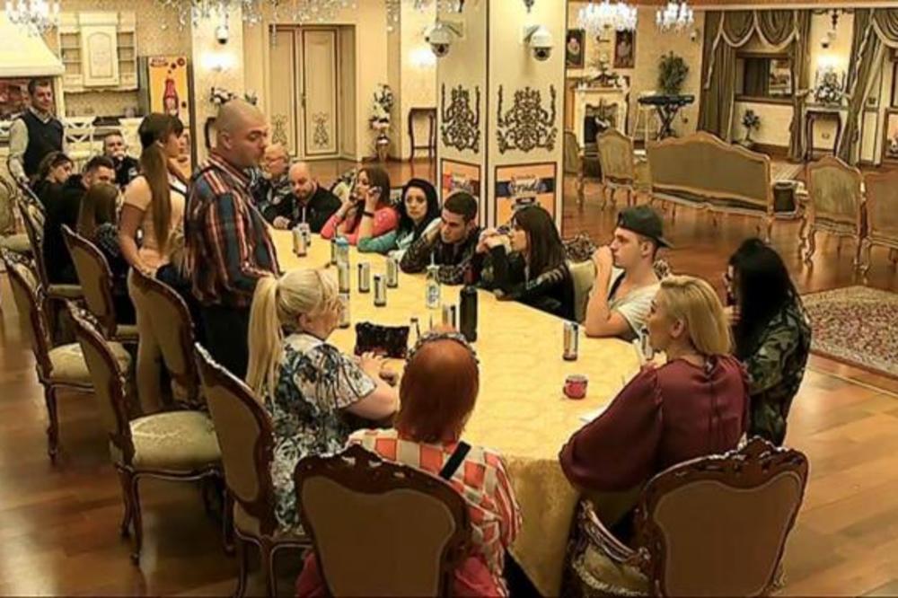 DA LI BISTE VI TRPELI UVREDE I PONIŽENJA ZA OVE PARE? Lepa dobija 1.500 evra NEDELJNO u Parovima, a tek OSTALI! Otkrivamo cifre od kojih ćete se razboleti!