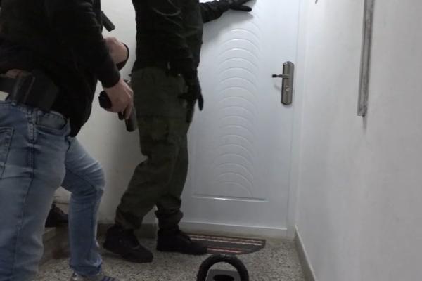 FILMSKA AKCIJA SRPSKE POLICIJE: Izvadili pištolje ispred ulaznih vrata i onda HAPSILI OPASNE KRIMINALCE! (VIDEO)