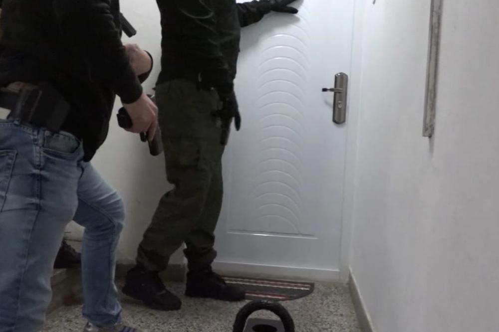 FILMSKA AKCIJA SRPSKE POLICIJE: Izvadili pištolje ispred ulaznih vrata i onda HAPSILI OPASNE KRIMINALCE! (VIDEO)