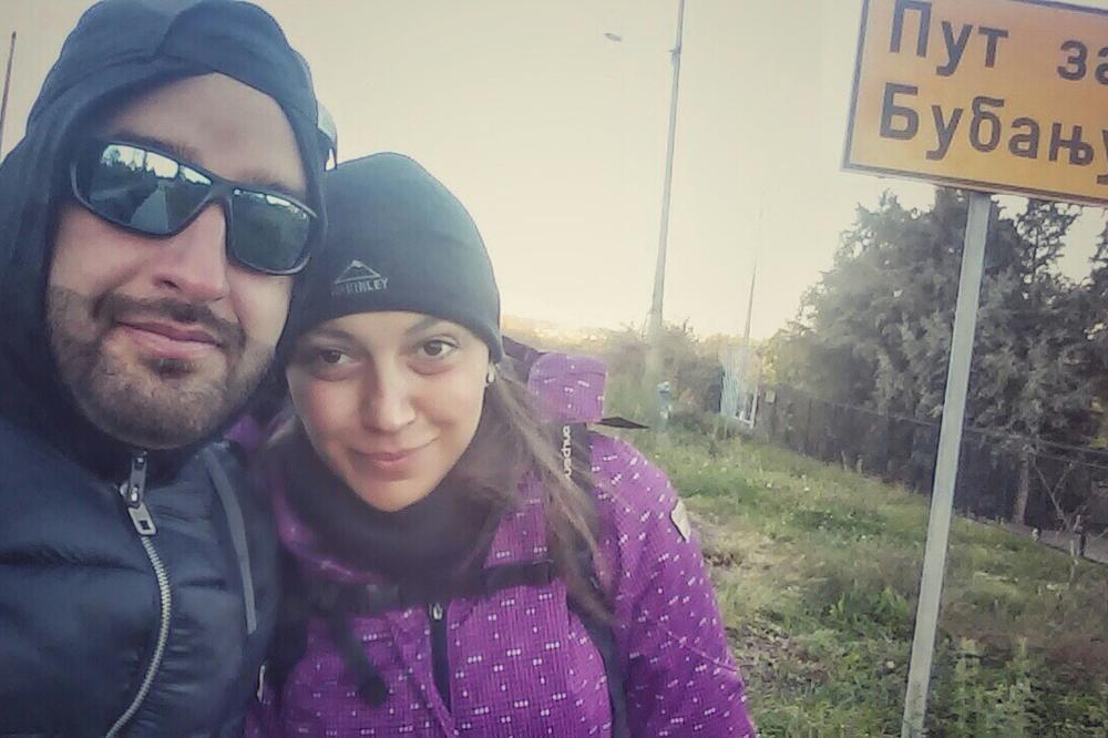 TAMARA I BOGDAN SU PEŠAČILI OD BEOGRADA DO NIŠA OGRNUTI JEDNOM ZASTAVOM! Kad čujete šta im je bio CILJ - divićete im se! (FOTO)