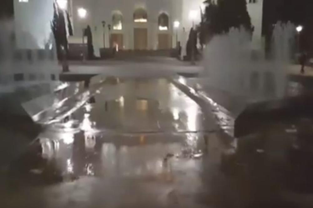 FONTANA VIŠE PRELIVA NEGO ŠTO SVIRA: Slavija potopljena, voda po ulicama, ljudi U ŠOKU! (VIDEO)