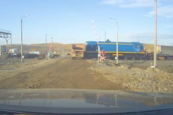 SNIMLJEN TRENUTAK UŽASA: Voz se zakucao u teretni kamion, usledio je PAKAO! (VIDEO)