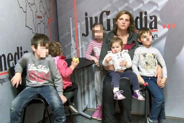 SOFIJU S PETORO DECE IZBACUJU NA ULICU ZBOG VISOKOG FUNKCIONERA: Očajna majka strahuje za život cele porodice zbog izvršitelja!