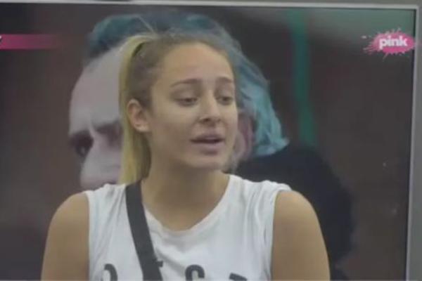 I ONA IMA SILIKONE! Luna napala Saru Reljić i onda otkrila ISTINU O NJENIM PLASTIČNIM OPERACIJAMA! (FOTO)