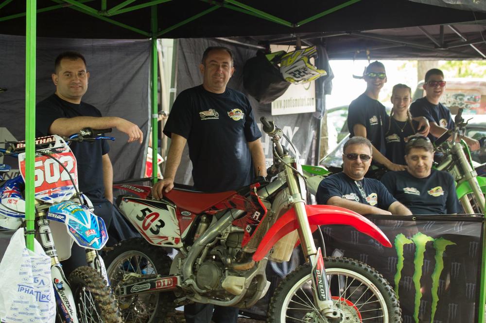MOTO STAZA PORED MANASTIRA! Dejan sa dva sina krčio šumu i napravio SVETSKO trkalište! (FOTO) (VIDEO)