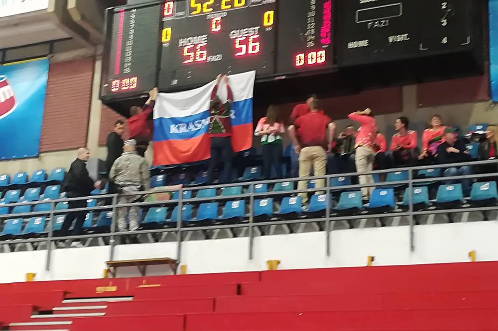 OVI LIKOVI SU NAJLUĐI! Navijači Lokomovtive prave cirkus u Pioniru! (VIDEO)