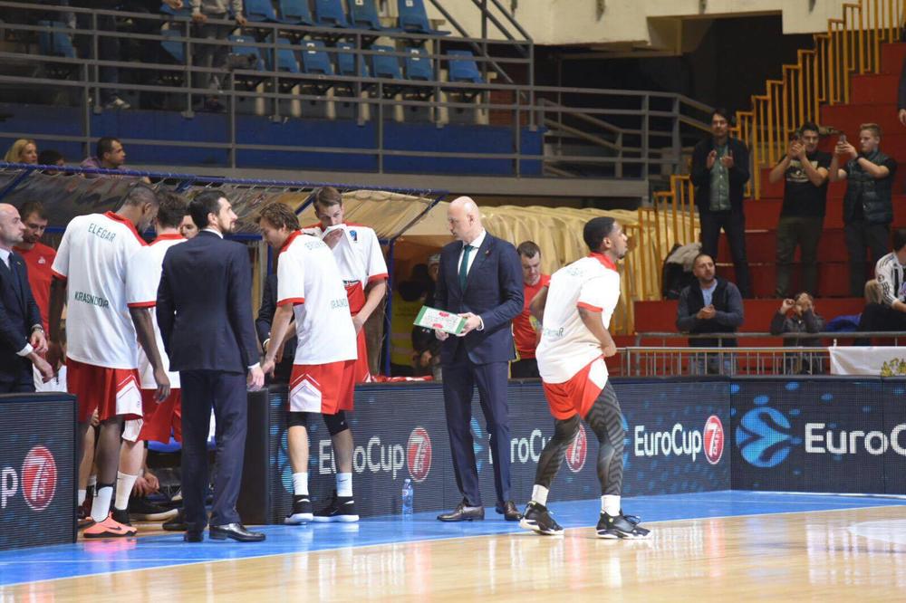 SRAMOTA! Navijači Partizana napali Sašu Obradovića! (FOTO)