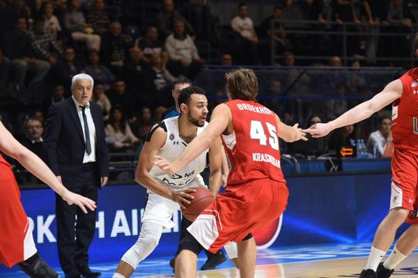 HOĆU POBEDU ZA SLAVU: Muta Nikolić je izašao sa sjajnom željom pred igrače Partizana za meč sa Albom!