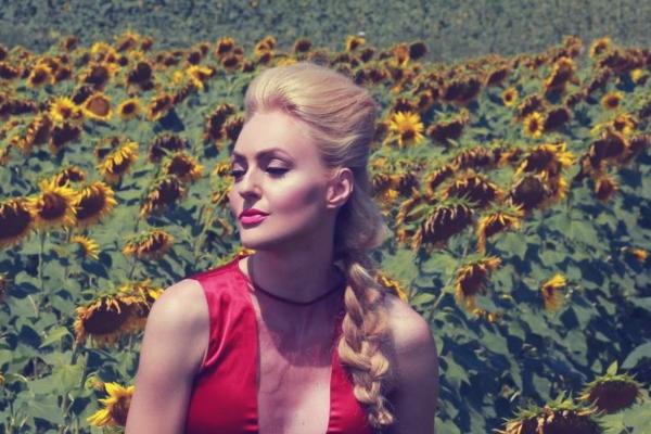 STAVILA SILIKONE ILI ŠTA? Naša voditeljka je sinoć u emisiji obukla tesnu haljinu i svi su joj gledali u BUJNE grudi! (FOTO)