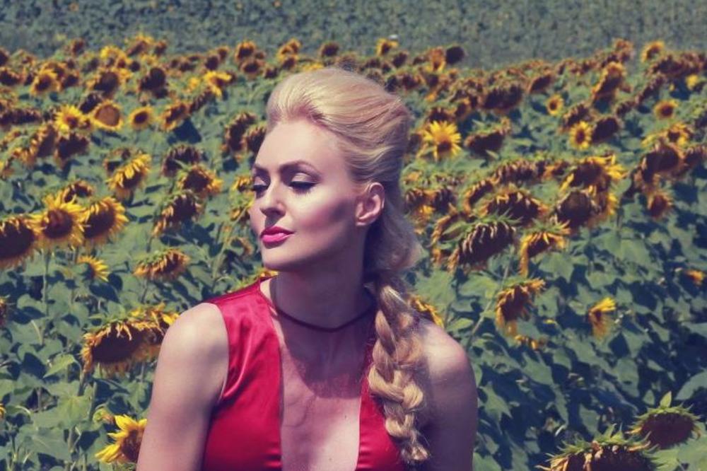 STAVILA SILIKONE ILI ŠTA? Naša voditeljka je sinoć u emisiji obukla tesnu haljinu i svi su joj gledali u BUJNE grudi! (FOTO)