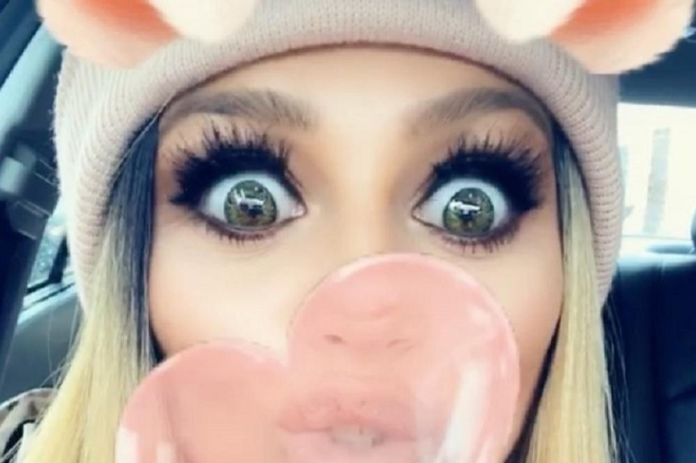 DA JE VIDITE NA ULICI NE BISTE JE PREPOZNALI! Ko je sad pa ova RIBA? Srpska starleta skroz promenila imidž, sada je NOVA osoba, ali PROŠLOST ostaje (FOTO)