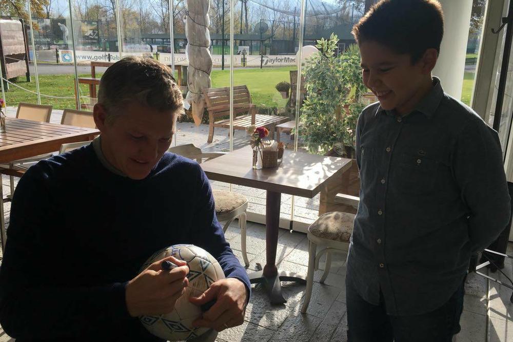 IMAM BRAON KOSU, ALI SAM ZAMOLIO MAMU DA ME OFARBA U PLAVO KOLIKO VAM SE DIVIM: Mali Srbin Zoran (11) upoznao je svog idola Bastijana Švajnštajgera i RASPAMETIO SE (VIDEO)