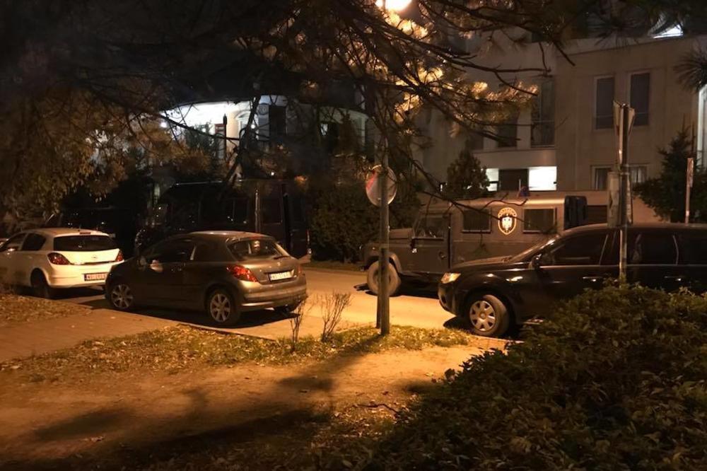 Žandarmerija i Specijalne antiterorističke jedinice BLOKIRALE NOVI SAD! Opkoljena kuća, opsadno stanje u gradu! (FOTO) (VIDEO)