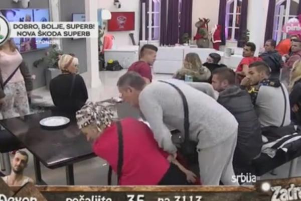 DECA NAM SE TUKU I MALTRETIRAJU JEDNI DRUGE PO ŠKOLAMA, A PITAMO SE ZAŠTO? Pa, pogledajte samo kakve gadosti se emituju svako veče u udarnom terminu na nacionalnim televizijama! (VIDEO)