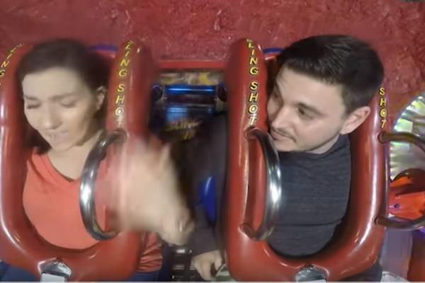 NIJE ZNALA DA LI VRIŠTI OD SREĆE ILI STRAHA: Momak zaprosio devojku na neobičnom mestu! (VIDEO)