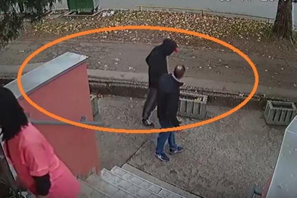 MASKIRANI NAPADAČ USRED BELA DANA: Snimljen nasrtaj na bivšeg prvog čoveka Despotovca (VIDEO)