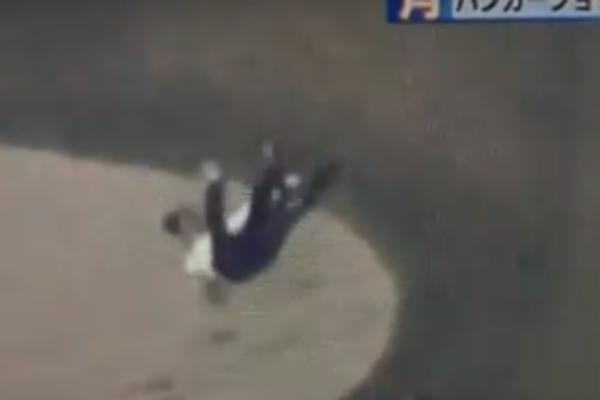 SNIMAK KOJEM SE SVI SMEJU: Japanski predsednik se skotrljao u rupu za golf, a Tramp samo nastavio da igra! (VIDEO)