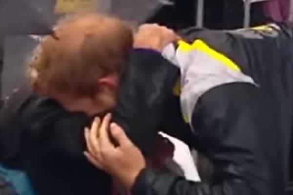 Starica je satima čekala na kiši da bi videla princa Harija: KADA SE ON POJAVIO, URADIO JE NEŠTO ŠTO JE SVE DIRNULO! (VIDEO)