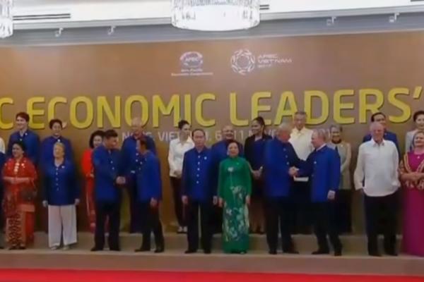 TRAMP I PUTIN SE KONAČNO RUKOVALI: Kada vidite lice ruskog predsednika, sve će vam biti jasno! (VIDEO)