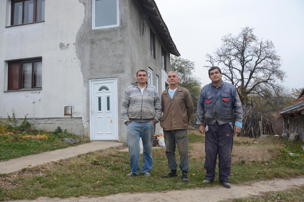 TRI BRATA POD ISTIM KROVOM, I SVI NEŽENJE! U selu s 250 neženja Katanići su fini i tihi, ali im fali jedna stvar kako bi se konačno oženili! (FOTO)