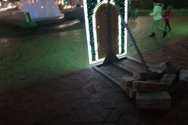 KO ZA OVO ODGOVARA? Novogodišnju rasvetu usred Beograda drži PAR BLOKOVA, MOŽE LI NEKO DA NASTRADA?