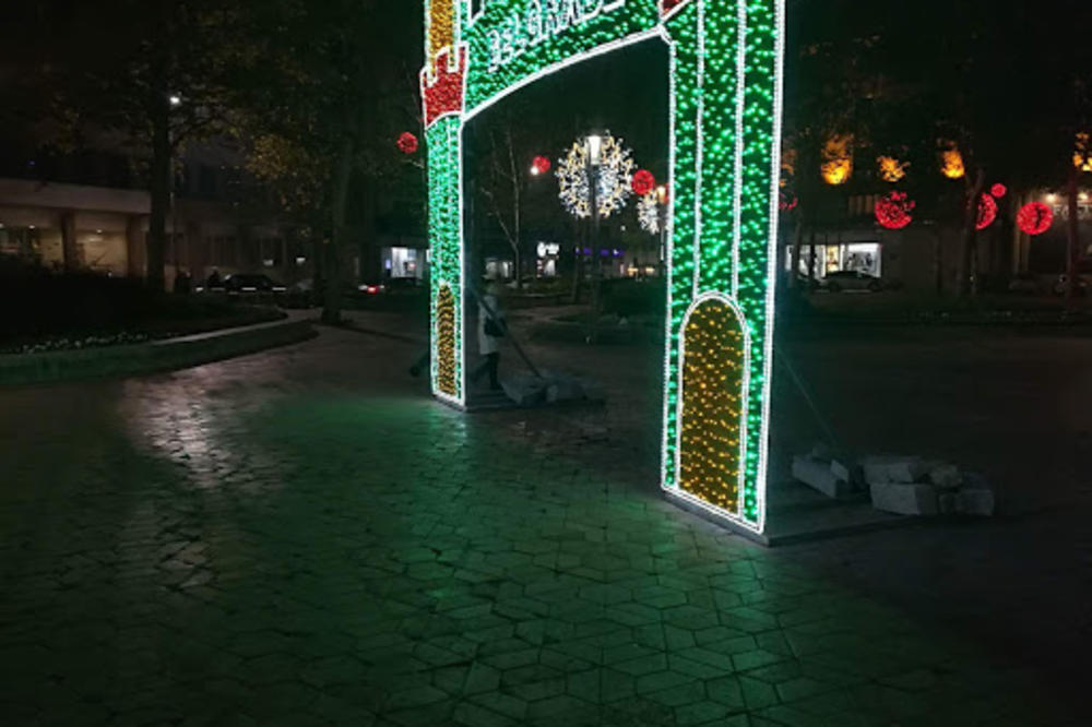 POČELO POSTAVLJANJE NOVOGODIŠNJE DEKORACIJE: U srpskom gradu će uskoro zasijati VIŠE OD 1.000 UKRASA!