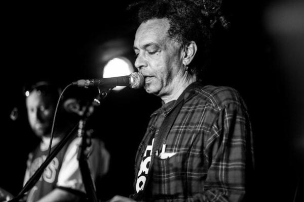 IZGUBIO ŽIVOTNU BITKU: Umro pevač grupe Faith No More! (FOTO)