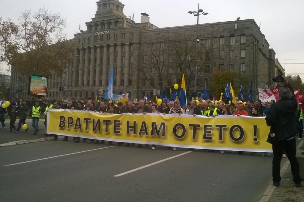 VRATITE NAM OTETO, GDE SU NAŠE PARE?! Na hiljade besnih radnika Pošte izašlo na ulice! (FOTO)