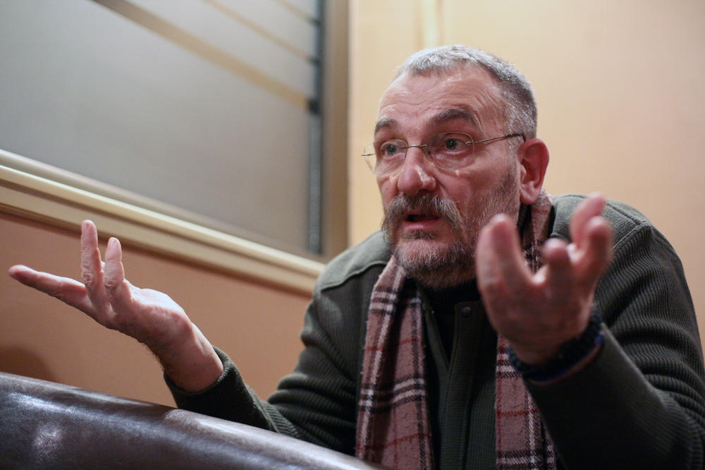 Siniša Kovačević tvitovao o goloj ZGODNOJ ženskoj zadnjici, pa brzo obrisao! Ipak, TVITERAŠI GA NEMILOSRDNO URNIŠU, a mi smo sačuvali fotku!