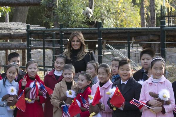 MELANIJA TRAMP I U RAVNOJ OBUĆI IZGLEDA PERFEKTNO: Za šetnju Kineksim zidom odabrala je nesvakidašnju kombinaciju (FOTO)