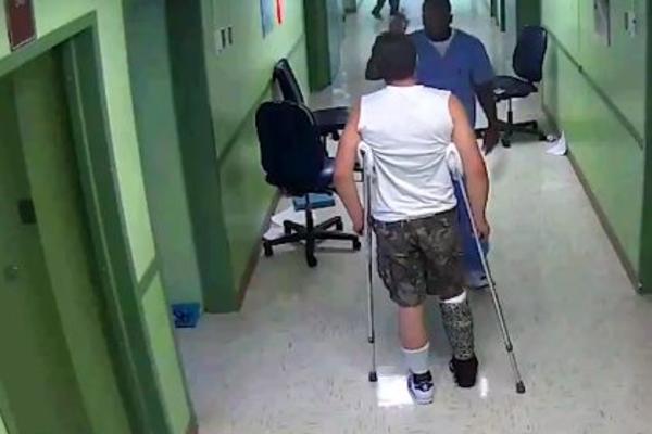 SNIMLJEN INCIDENT U BOLNICI: Medicinski tehničari tukli DEČAKA NA ŠTAKAMA! (VIDEO)