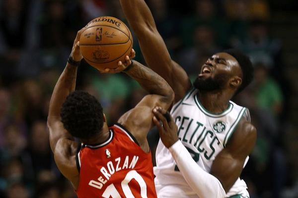 DeRozan promašio pobedu iz pozicije iz koje ne greši u trileru u Bostonu, na Bobija je i bog zaboravio na klupi Pistonsa! (VIDEO)