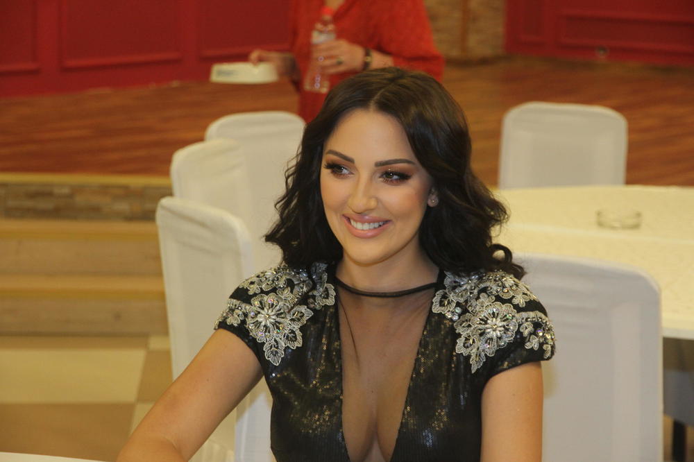 REŠILA DA PREKINE TRUDNIČKO BOLOVANJE! Dobila PREDLOG od KUMA pa ODLUČILA!  (FOTO)