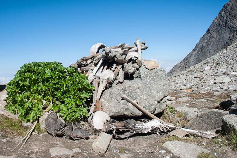 ZASTRAŠUJUĆA MISTERIJA: Ovo jezero je prepuno LJUDSKIH SKELETA, a niko još uvek ne zna KAKO SU UMRLI! (VIDEO)