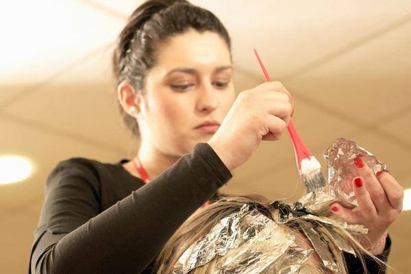 SRPSKI GINEKOLOG UPOZORAVA: Kancer vreba iz farbi za kosu, a najugroženije su OVE ŽENE!