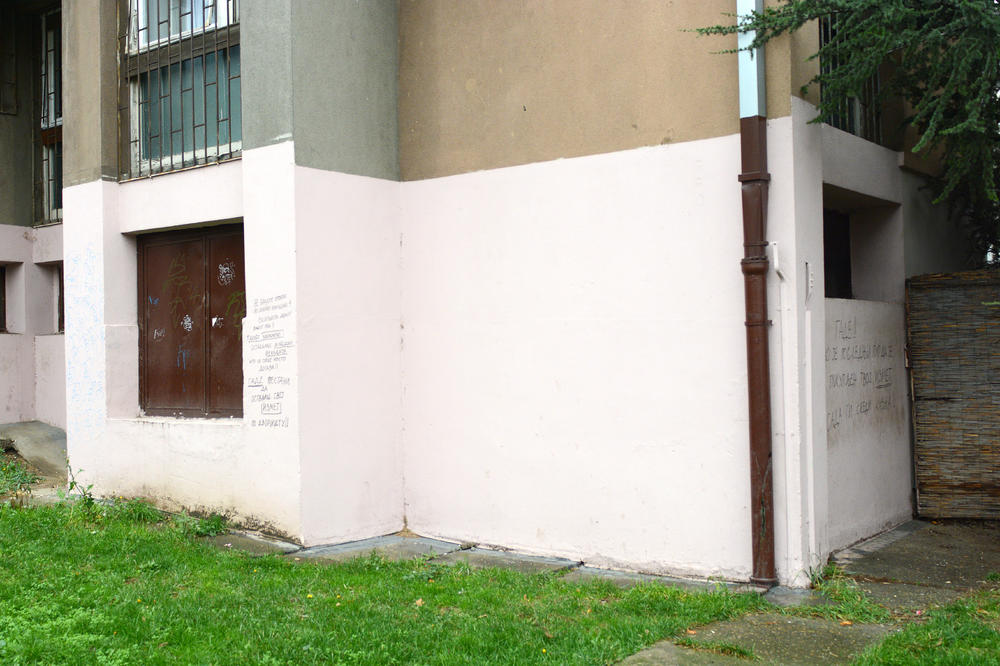 NAJODVRATNIJE PORUKE NA JEDNOJ BG ZGRADI: Gade, sada ti sledi kazna, prestani da...(FOTO)