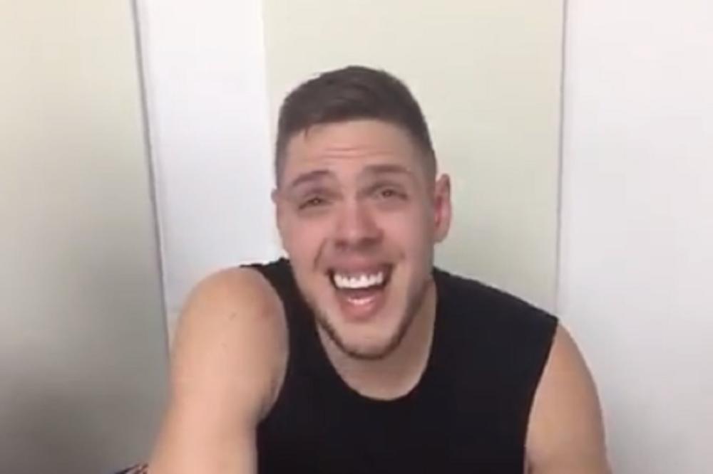 KRALJ! Štimarin izraz lica vam govori sve! Poginućete od smeha kada čujete kakvu pošalicu je bacio! (VIDEO)