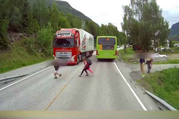 DECA IZLETELA PRED KAMIONČINU! Snimak od kojeg se kičma ledi! (VIDEO)