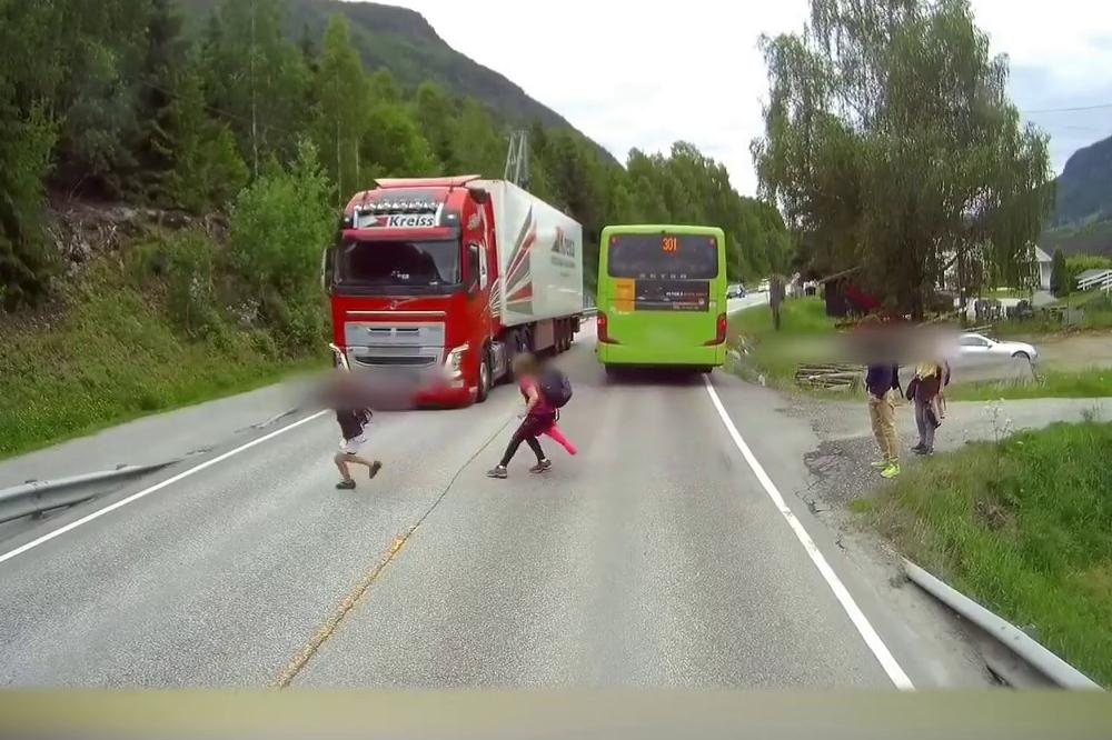 DECA IZLETELA PRED KAMIONČINU! Snimak od kojeg se kičma ledi! (VIDEO)