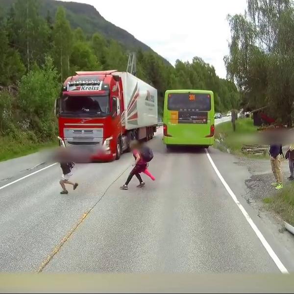 DECA IZLETELA PRED KAMIONČINU! Snimak od kojeg se kičma ledi! (VIDEO)