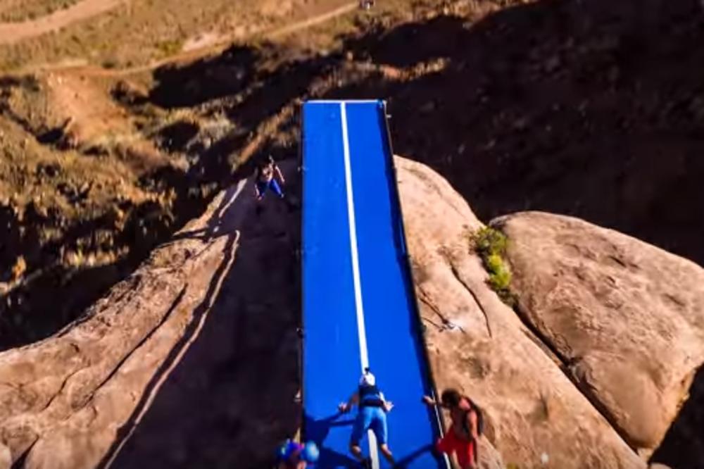 NAJEKSTREMNIJI VODENI TOBOGAN NA SVETU: Vožnja vas vodi pravo u vrtoglavo duboku PROVALIJU! (VIDEO)