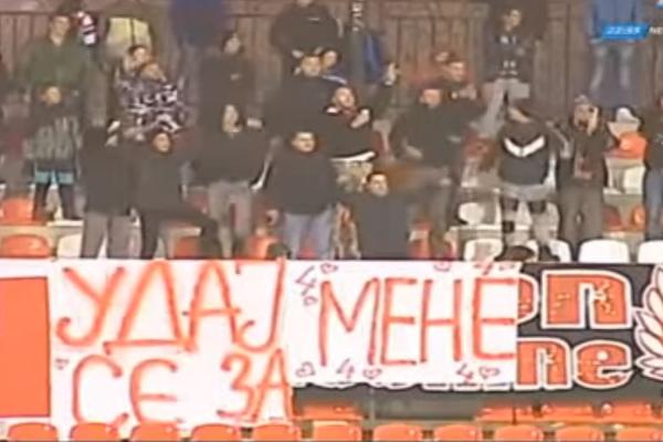 Fudbaler zaprosio devojku pred meč Borca i Zvezde! Da li mu se romantika isplatila? (VIDEO)