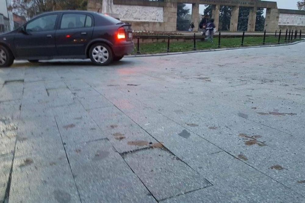 KO JE OVDE LUD? Gradili su i radili, a NOVI PLOČNIK U RUZVELTOVOJ PROPADA ODMAH NAKON POSTAVLJANJA! (FOTO) (VIDEO)