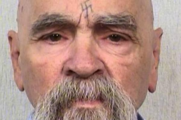 NJEGOVI ZLOČINI I DANAS UTERUJU JEZU U KOSTI: Umire ČARLS MENSON, najpoznatiji ubica 20. veka!